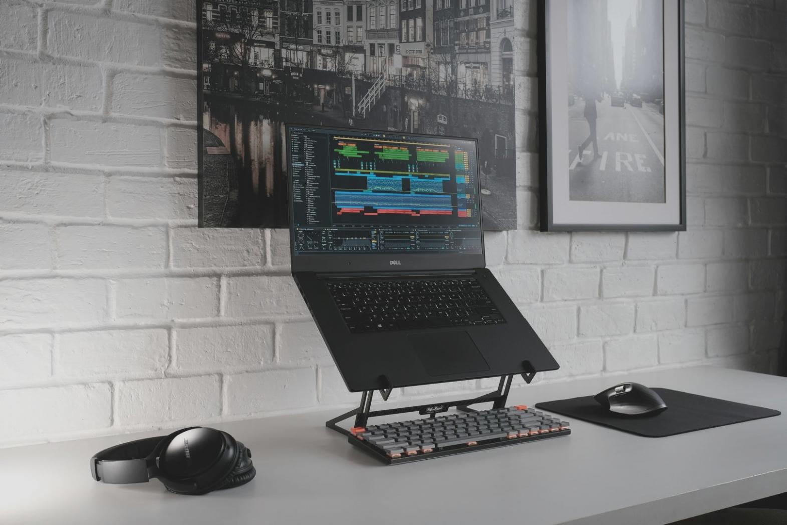 Professionelle Finanzberatung - Ein Berater erklärt Kunden verschiedene Analysemethoden anhand von Finanzdiagrammen